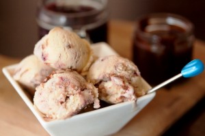 Yogur helado con chocolate y cerezas